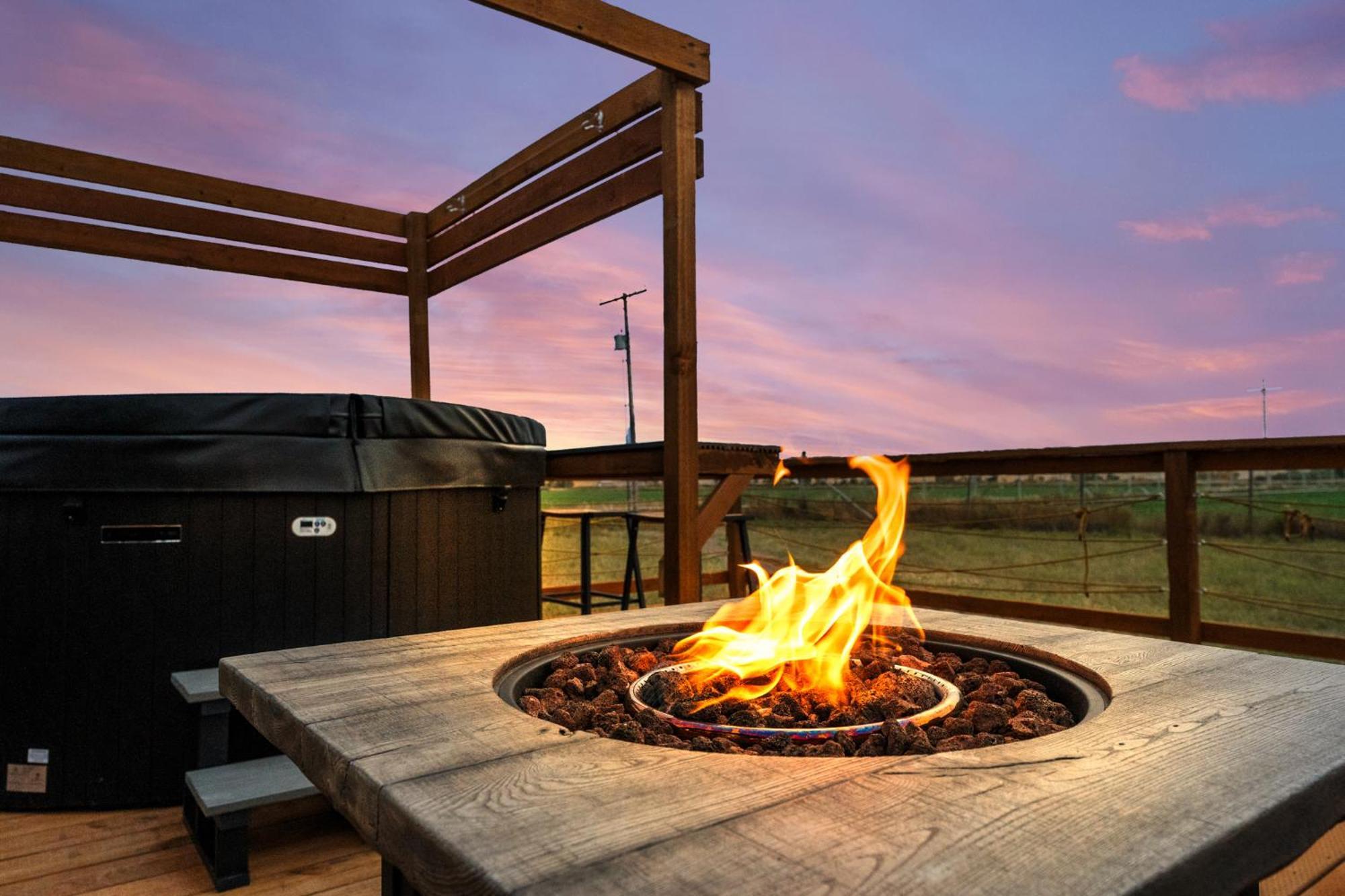 Modern Tiny Cabin, With Hot Tub In Choteau Mt ภายนอก รูปภาพ